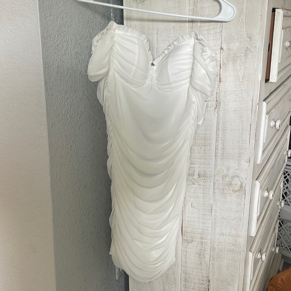 Windsor body con off the shoulder white dress - Picture 1 of 3